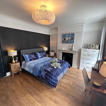 Large Bedroom In Beautiful House Londres Exterior foto